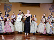 Imagen de Carla Maronda recogiendo el premio 'Mujer extraordinaria 2026'.