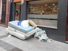 Imagen de los colchones en la puerta de la peluquería