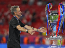 Luis Enrique Martínez abraza la Champions League tras volver a ganarla con el PSG
