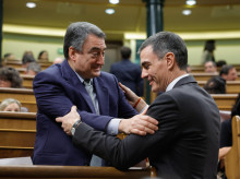 El presidente del Gobierno Pedro Sánchez junto al portavoz del PNV en el Congreso Aitor Esteban
