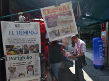 Un hombre lee un periódico en un quiosco de Cali, Colombia, el 1 de junio de 2026, un día después de las elecciones presidencial