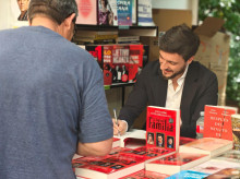 Alejandro Entrambasaguas, jefe de Investigación de El Debate, en la Feria del Libro de Madrid