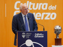 Imagen de archivo de Juan Roig junto a dos de los títulos del Valencia Basket