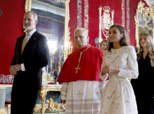 El papa León XIV con los reyes Felipe VI y Letizia, junto a la princesa Leonor y la infanta Sofía en la Sala Gasparini del Palacio Real
