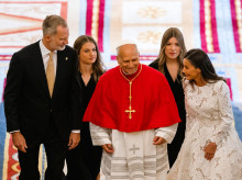 El Papa León XIV, flanqueado por la Familia Real