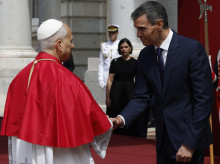 El Papa León XIV saluda a Pedro Sánchez en el Palacio Real