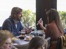 El juez Santiago Pedraz con Elena Hormigos, en la terraza de la calle Almagro