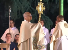 El Papa León XIV dando la bendición con el Santísimo Sacramento en la Vigilia con Jóvenes en Madrid