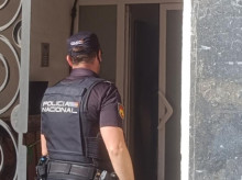 Uno de los agentes llegando al edificio en el que se escondía la chica
