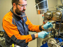 Un ingeniero trabaja sobre el prototipo de motor