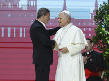 El Papa León XIV y el actor Antonio Banderas durante el encuentro 'Tejer redes con el mundo de la cultura, la educación, la empresa y el deporte