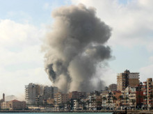 El humo se eleva desde el lugar de un ataque aéreo israelí que tuvo como objetivo un barrio de la ciudad costera de Tiro, en el sur del Líbano,