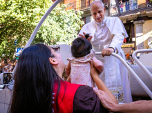 Renata, en brazos de su madre, es bendecida por el Papa