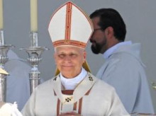 El Papa León XIV recibe a los fieles vestidos con trajes tradicionales durante una misa en el puerto de Santa Cruz de Tenerife