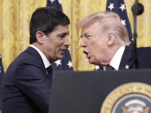 (I-D) El presidente de la FED, Kevin Warsh, junto al presidente de EE.UU., Donald Trump