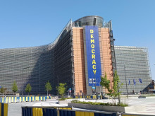 Sede principal de la Comisión Europea con una lona exhibiendo 'Democracia'
