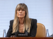 Begoña Gómez entrega el pasaporte al juez Peinado en los juzgados de Plaza de Castilla