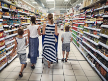 Familia haciendo la compra en un supermercado