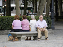 Un grupo de jubilados en un banco de Madrid.