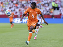 Yan diomande disputando un partido del Mundial