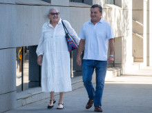La empresaria Carmen Pano y su chófer Álvaro Gallego a su llegada a la Audiencia Nacional, a 29 de junio de 2026, en Madrid (España). El juez de la Audiencia Nacional que investiga el 'caso Leire Díez' interroga como testigo a Carmen Pano, la empresaria que sostiene haber llevado 90.000 euros en efectivo a la sede del PSOE en la madrileña calle de Ferraz, así como a su chófer, Álvaro Gallego, que declaró haberla conducido hasta allí.

Fernando Sánchez / Europa Press
29/6/2026