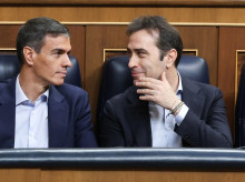 El presidente del Gobierno, Pedro Sánchez, y el vicepresidente primero y ministro de Economía, Comercio y Empresa, Carlos Cuerpo (d), durante una sesión de control al Gobierno, en el Congreso de los Diputados, a 17 de junio de 2026, en Madrid (España). El Gobierno se enfrenta hoy a una sesión de control que coincide con la comparecencia del expresidente Zapatero ante el juez de la AN por el rescate de Plus Ultra. La oposición examina durante el pleno a Marlaska en medio de las informaciones que se van conociendo cada día sobre las agendas de la exmilitante socialista Leire Díez, con la resaca de la muerte de dos guardias civiles antidroga en la costa de Huelva y la reciente patada que un antidisturbios propinó a una profesora que se manifestaba en Valencia.

Marta Fernández / Europa Press
17/6/2026