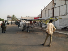 Soldados del Ejército sudanés y un civil se encuentran cerca de un avión y un tanque expuestos en el Museo de la Guerra en Jartum Norte (Bahri), que resultaron dañados durante los combates entre las Fuerzas de Apoyo Rápido (RSF) y las Fuerzas Armadas Sudán