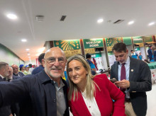 Milagros Tolón, junto a Luis de la Fuente, en el único partido de España al que ha acudido en el Mundial