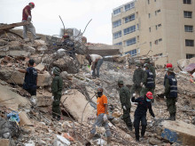 AME8546. LA GUAIRA (VENEZUELA), 09/07/2026.- Voluntarios trabajan entre los escombros de edificios colapsados este lunes, en La Guaira (Venezuela). El doble terremoto del 24 de junio en Venezuela produjo, según estimaciones de la ONU, 1,2 millones de toneladas de escombros de los cientos de edificios que se desplomaron sobre todo en el estado La Guaira y que ahora son el principal gran reto: su despeje y remoción para poder empezar la reconstrucción. EFE/ Ronald Peña R