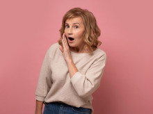 Mujer avisando de algo que acaba de descubrir como si fuera un secreto