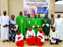 Varios sacerdotes y monaguillos en una parroquia de Nigeria