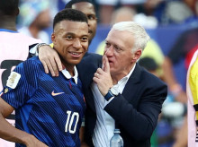Didier Deschamps y Kylian Mbappé tras un partido del Mundial