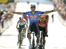 Mathieu van der Poel festeja su victoria en la novena etapa del Tour de Francia