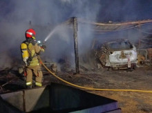 Imagen de archivo de un bombero de Teruel apagando un incendio