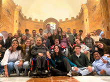 Varios grupos de jóvenes voluntarios posan con algunos de los residentes en la casa de Alcuéscar (Cáceres)