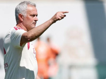 José Mourinho da indicaciones a sus jugadores en su primer entrenamiento como nuevo entrenador del Real Madrid