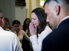 La líder de la oposición venezolana, María Corina Machado, asiste a una misa en la Basílica Nacional Santa María la Antigua en Ciudad de Panam