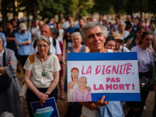 Manifestantes contra la eutanasia, este 15 de julio en París