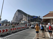 Colas de turistas esperando a que abran al tráfico la pista del aeropuerto de Gibraltar