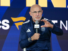 Spain's head coach Luis de la Fuente speaks to fans at the Javits Center in New York on July 17, 2026, two days ahead of the 2026 World Cup football tournament final match between Spain and Argentina.  (Photo by JUAN MABROMATA / AFP)