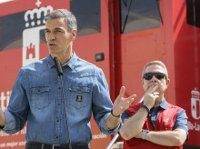 El presidente del Gobierno, Pedro Sánchez y el presidente de Castilla la Mancha, Emiliano García Page en Tamajón (Guadalajara)