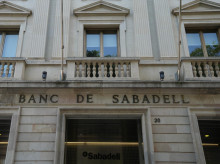 Fachada de la sede histórica del Banco Sabadell.