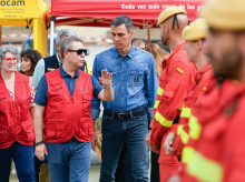 (Foto de ARCHIVO)
El presidente del Gobierno, Pedro Sánchez (3i), y el presidente de Castilla-La Mancha, Emiliano García-Page (2i), saludan a los brigadistas que estan trabajando en el incendio durante una visita al Puesto de Mando Avanzado por el incendio de La Mierla, a 22 de julio de 2026, en Tamajón, Guadalajara, Castilla-La Mancha (España). Sánchez acude a las instalaciones del Puesto de Mando Avanzado (PMA) para supervisar las tareas de extinción y la evolución técnica del incendio forestal originado en La Mierla el pasado 16 de julio, realizando un recorrido por las hectáreas afectadas en la comarca acompañado por el presidente de Castilla-La Mancha y el delegado del Gobierno en Castilla-La Mancha.

Rafael Martín / Europa Press
22/7/2026