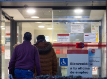 Dos personas entran en una oficina del SEPE de Móstoles.