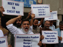 SRINAGAR (India), 25/07/2026.- Members of the Aam Aadmi Party (AAP) shout slogans and hold placards during a protest in support of the Cockroach Janta Party's (CJP) ongoing movement demanding educational reforms, in Srinagar, Kashmir, India, 25 July 2026. CJP supporters continued their protest since 20 July, when they marched toward India's Parliament to call for the resignation of the country's education minister and education reforms, leading to police crackdowns. The signs held by the protestors read: 'Dharmendra Pradhan Resign Resign Resign (top, L)' and Cockroach Party move forward, we are with you! (bottom, R)' (Protestas) EFE/EPA/FAROOQ KHAN