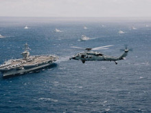 El portaaviones clase Nimitz USS Theodore Roosevelt (CVN 71) lidera un espectacular despliegue multinacional en el Océano Pacífico frente a la costa de Hawái