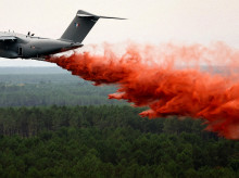 Un avión de transporte militar A400M de la Fuerza Aérea Francesa realizando su primer lanzamiento de retardante de fuego sobre el incendio forestal cerca de Lacanau