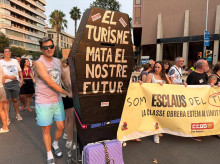 Uno de los lemas del recorrido: el turismo mata el futuro de los residentes