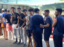 Decenas de inmigrantes colapsan las puertas de acceso al CETI de Ceuta