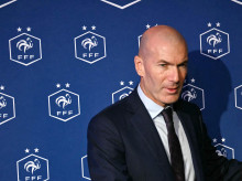 Zinedine Zidane posa junto a Philippe Diallo para los medios gráficos